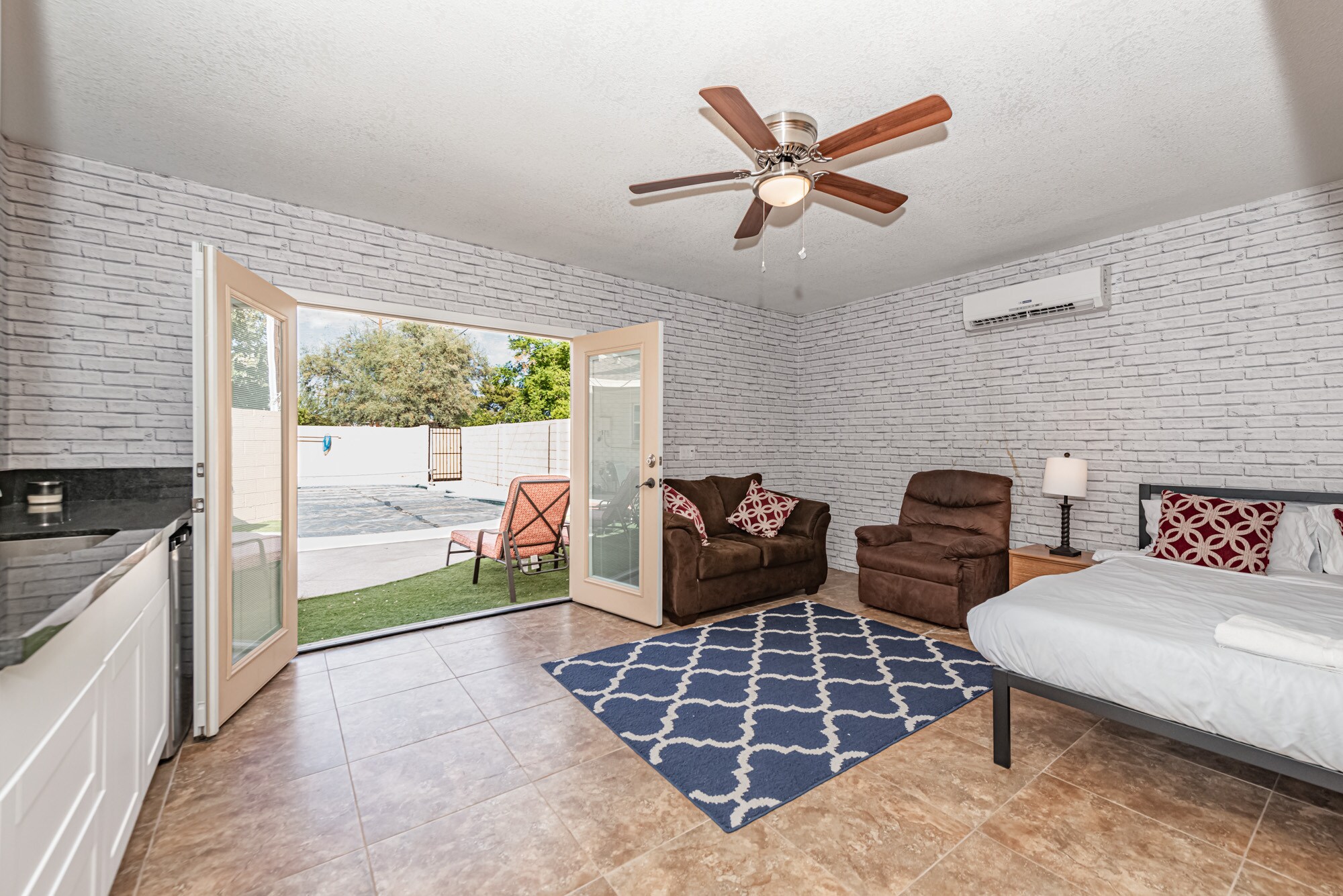 Casita opens to pool - 3801 N Hayden Rd