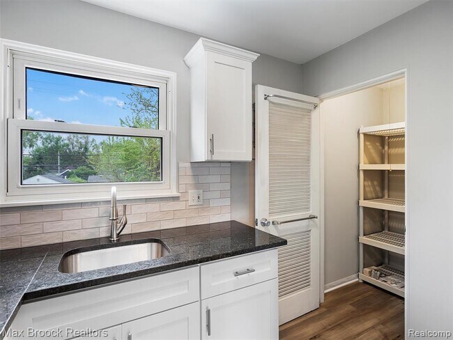 Building Photo - 2717 W 13 Mile Rd