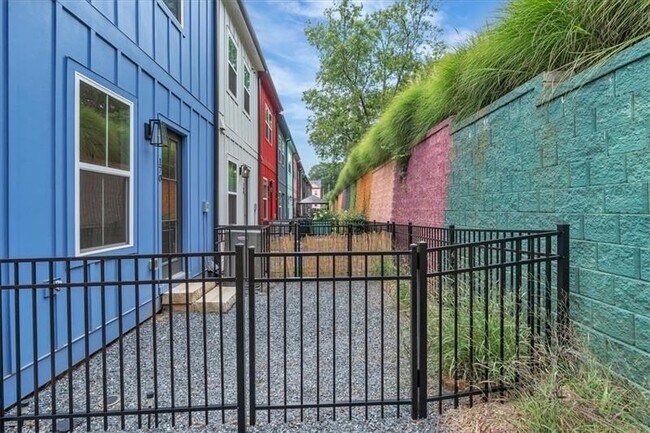 Building Photo - 170 Color Cir