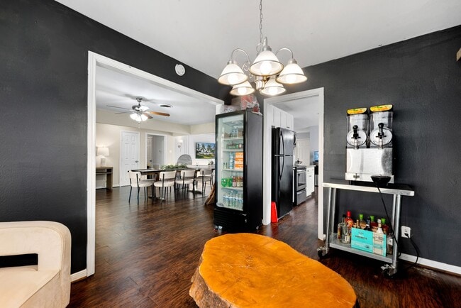 Building Photo - 6019 Cartagena St