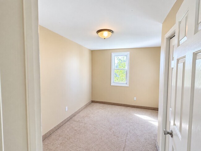 Building Photo - 456 Coggeshall St