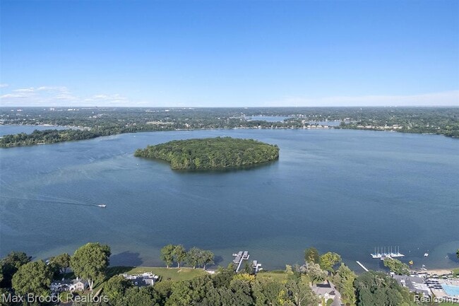 Building Photo - 3333 W Shore Dr