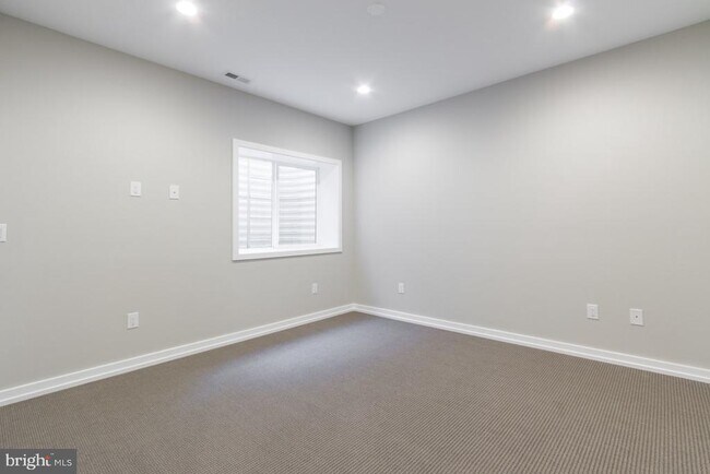Building Photo - 720 S Sartain St