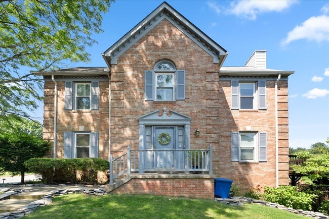 Primary Photo - Stunning End-Unit Townhouse with Golf Cour...