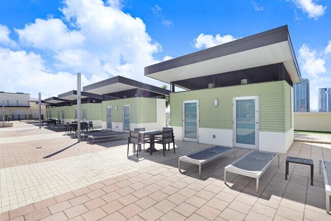 Building Photo - 1208 E Kennedy Blvd