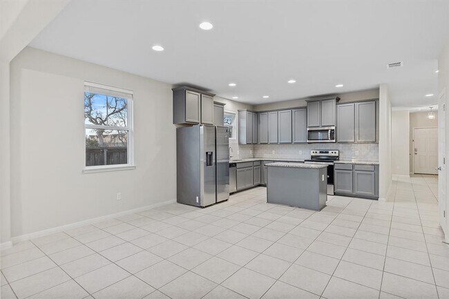 Building Photo - 313 Michaelis Dr