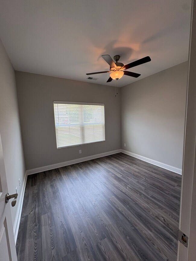Building Photo - LUXURY TOWNHOME  IN THE CENTER OF MANCHESTER!