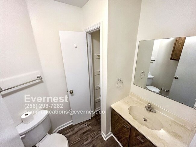 Building Photo - 2-Bedroom Home with Modern Amenities Near ...