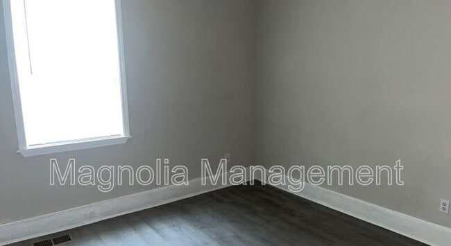 Building Photo - 216 Walnut St