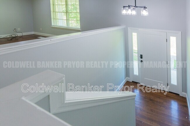 Building Photo - 313 Maple Way