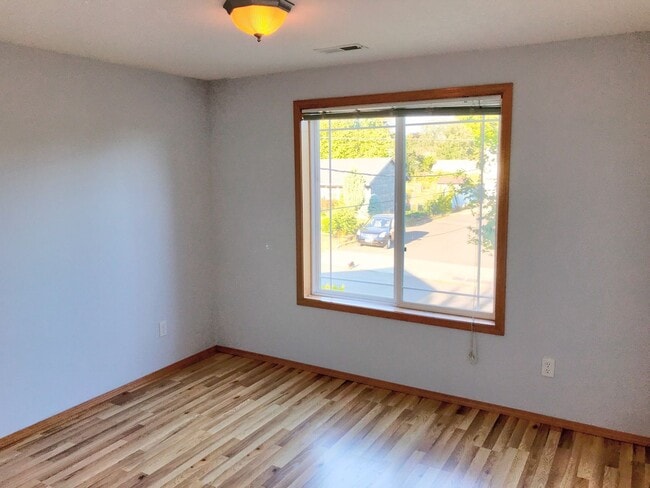 Building Photo - Powellhurst Renovated 3 Bedroom with AC, Garage, Fenced Backyard