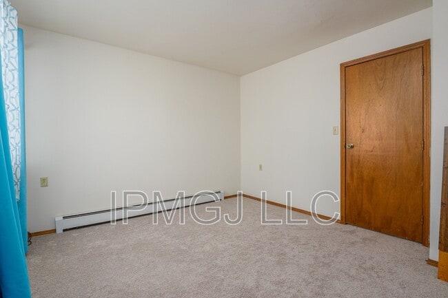 Building Photo - 384 Explorer Ct