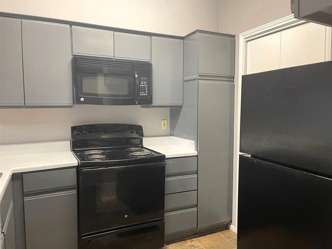 Building Photo - 2204 Millstone Dr