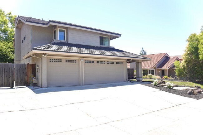 Building Photo - Spacious Beauty with Remodeled Kitchen and...