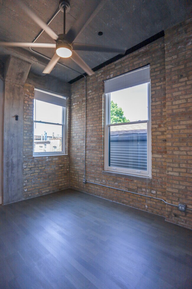 Building Photo - 4046 N Hermitage Ave