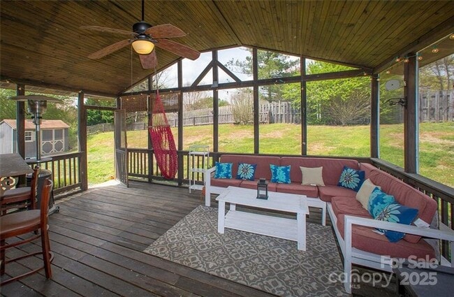 Building Photo - 8425 Hirsch Dr