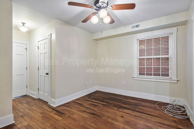 Building Photo - 2213 W Cary St