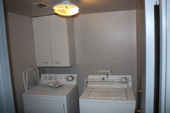 Building Photo - 537 Sand Bend Dr