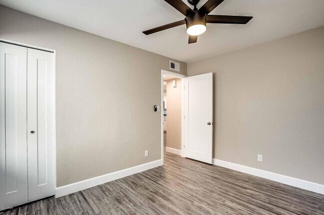 Building Photo - 318 E Vine Cir