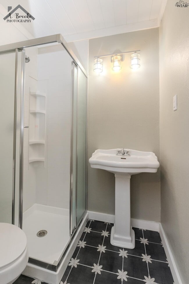 Building Photo - 3121 Sherwood Ln