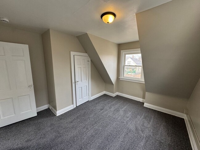 Building Photo - Two bedroom one bath house in Rock Island