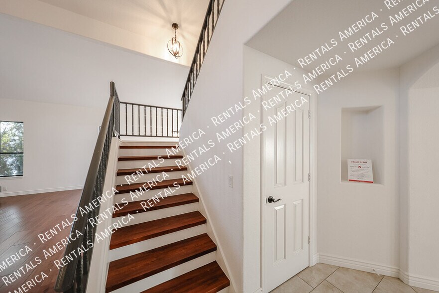 Building Photo - 5444 E Grovers Ave