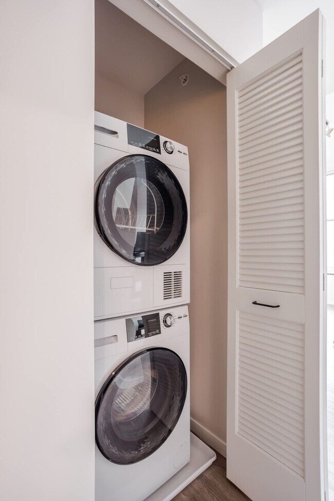 Building Photo - 9-JAN-JAN E 4th St