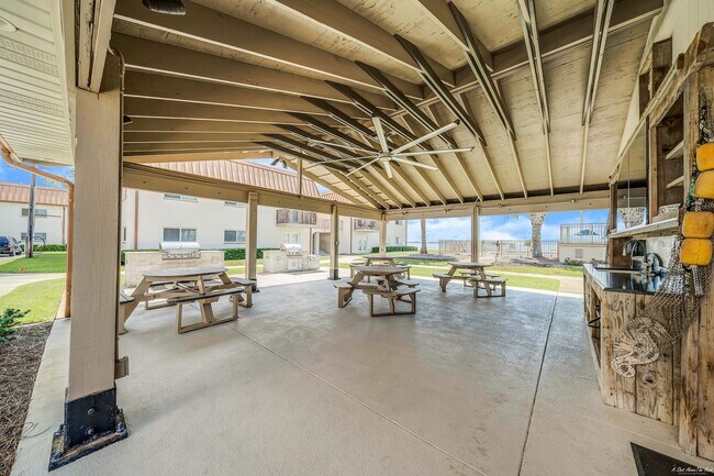 Building Photo - 2100 W Beach Dr