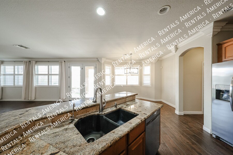 Building Photo - 3920 E Remington Dr