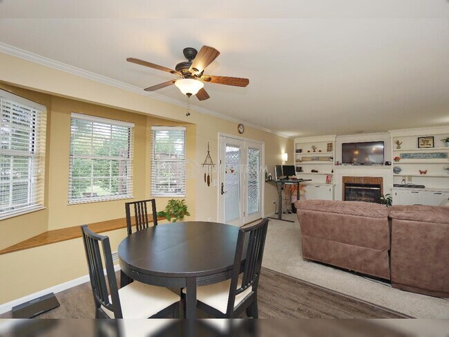 Building Photo - 6275 Hummingbird Dr