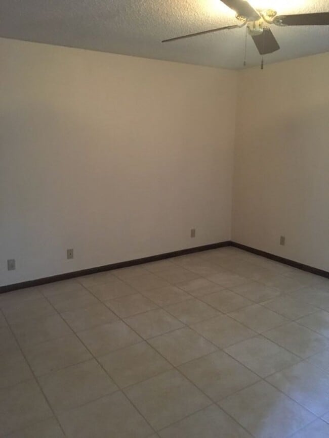 Building Photo - Welcome to this inviting 4-bedroom, 2-bathroom home.