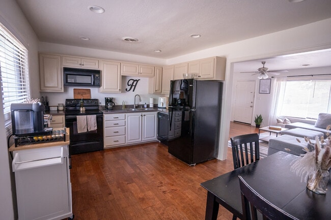 Building Photo - 1559 Parr St