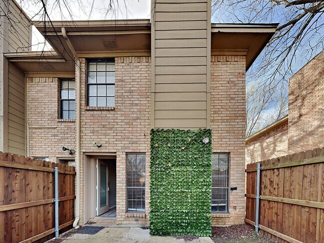 Building Photo - ***$500 off First Full Months rent with mo...