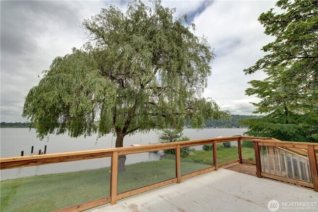 Building Photo - Must see AMAZING lake house!!!
