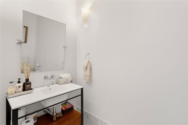 Building Photo - 3338 Peachtree Rd NE