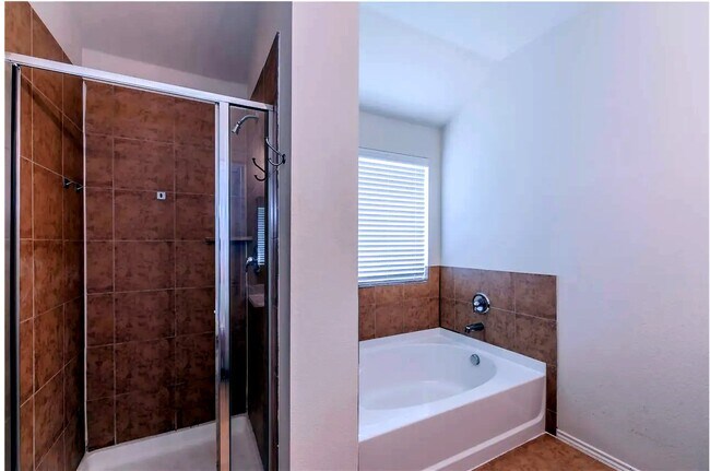 Building Photo - 3006 Pinecrest Dr