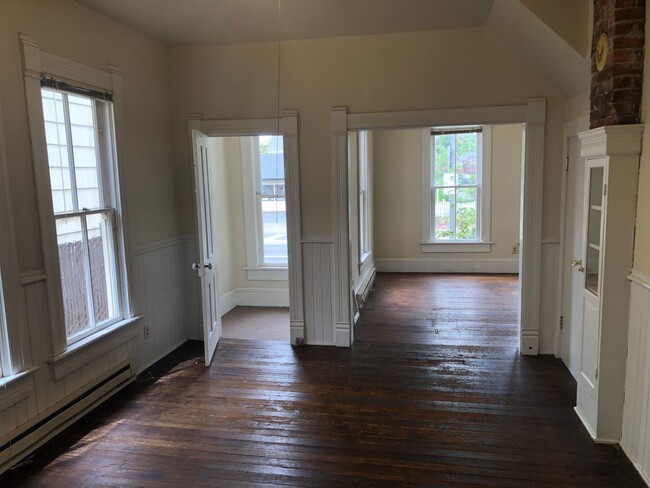 Building Photo - Historic Campus House ~ 3 bedroom, 1 bath ...