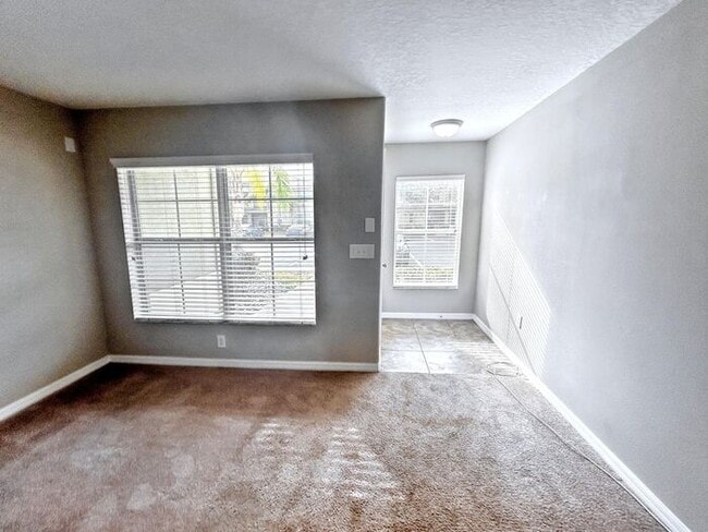 Building Photo - Beautiful 2-Bedroom Townhome with Modern A...