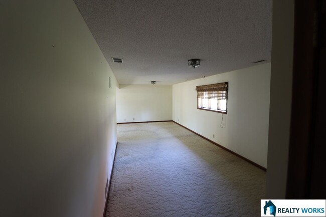 Building Photo - Three Bed One Bath Available Now!