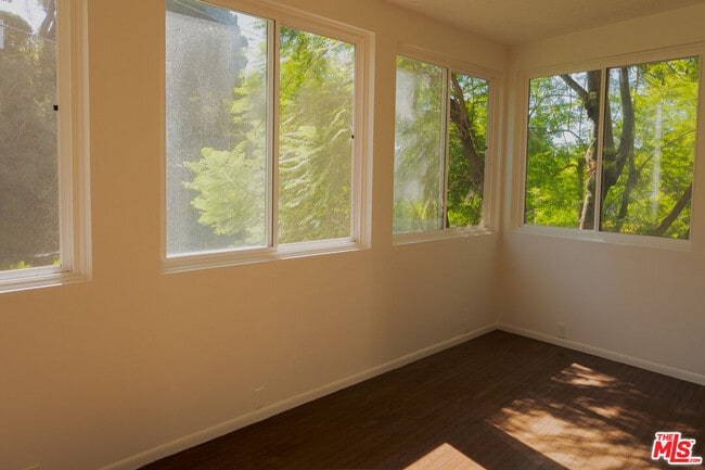 Building Photo - 2829 Beachwood Dr