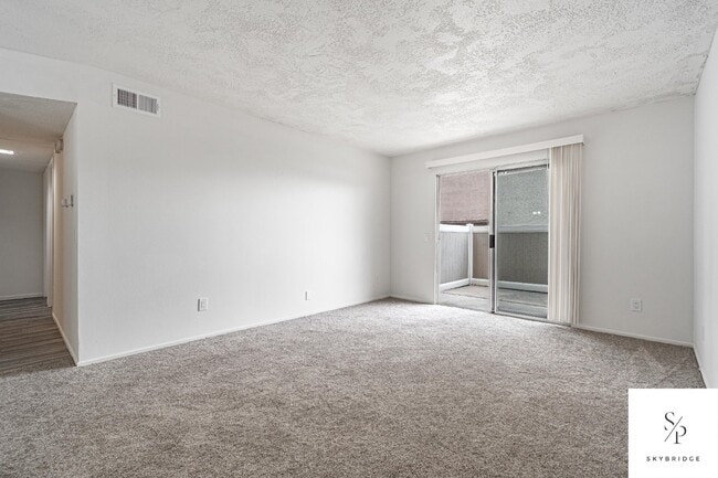 Building Photo - "Chic Urban Living: Spacious 2-Bed, 2-Bath Townhouse with Gleaming Hardwood Floors in Rancho Cuca...