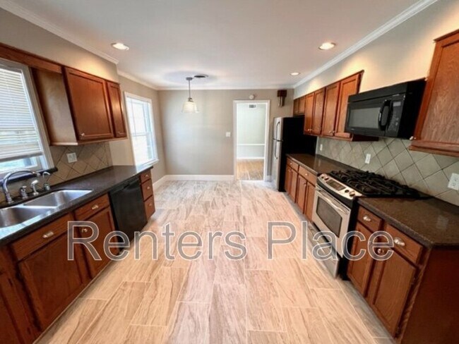 Building Photo - 3315 S Lewis Ave