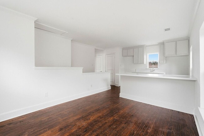 Building Photo - 612 W Alabama St