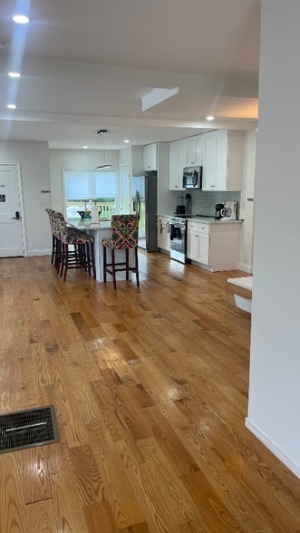 Building Photo - 16 N Main St