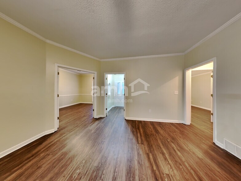 Building Photo - 2713 Country Glade Cv N