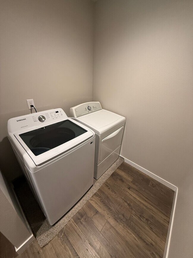 Building Photo - 10336 Rockaway Ridge St