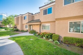 Building Photo - Huntington Beach Townhome