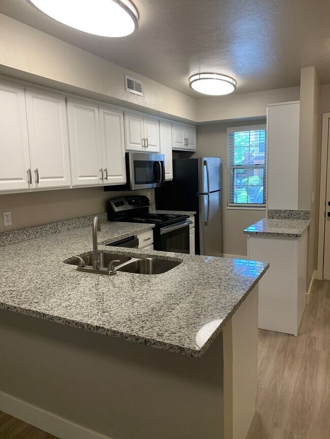 Building Photo - Spacious 2 Bed 1.5 Bath Townhome in Murray...