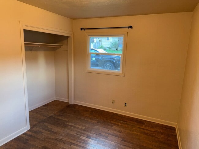Building Photo - Updated 2 bedroom 1 bath duplex in Eugene!