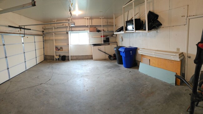 Building Photo - Hen-269